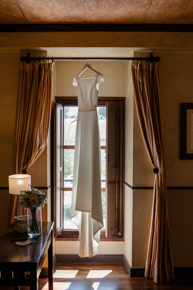 vestido de novia colgado de la ventana