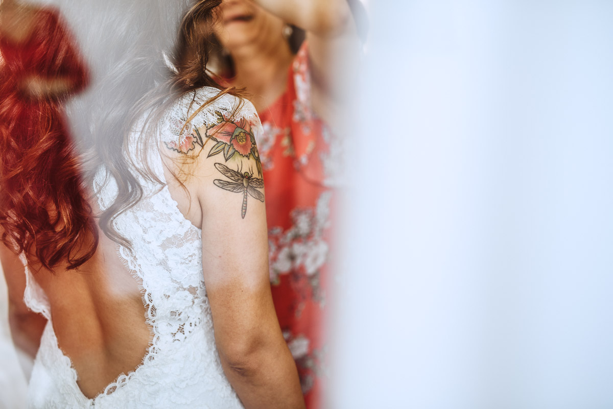 tatuaje de novia vistiéndose